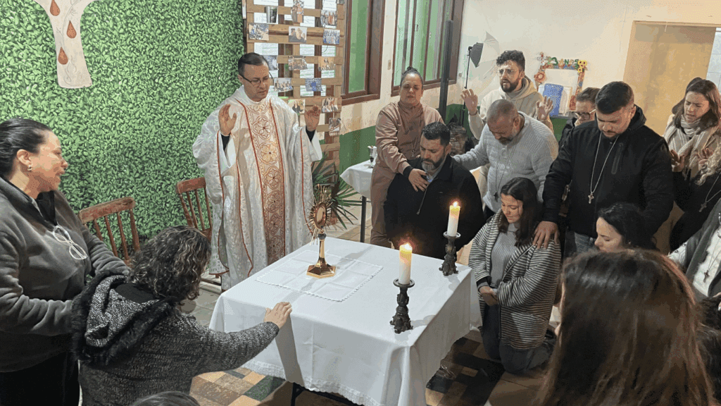 Irmãos de uma das novas comunidades da Igreja reunidos em torno de Jesus Eucarístico
