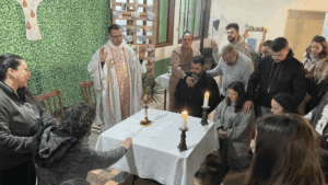 Irmãos de uma das novas comunidades da Igreja reunidos em torno de Jesus Eucarístico